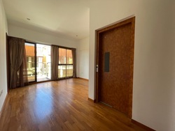 Holland Link (D10), Terrace #500358041